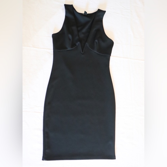Forever 21 Dresses & Skirts - Forever 21 V-Neck Bodycon Dress Black Size M